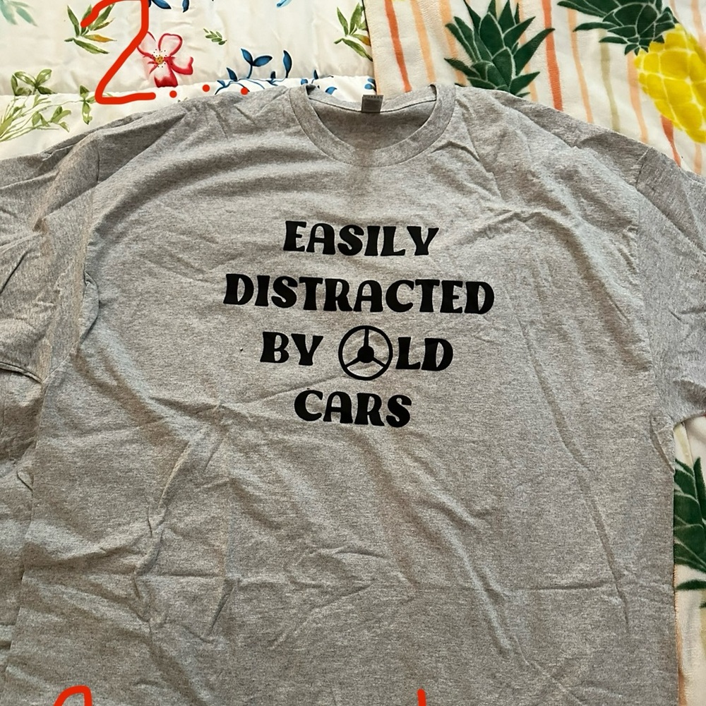 Size 2xl Gildan “easily distracted by old cars” grey tshirt